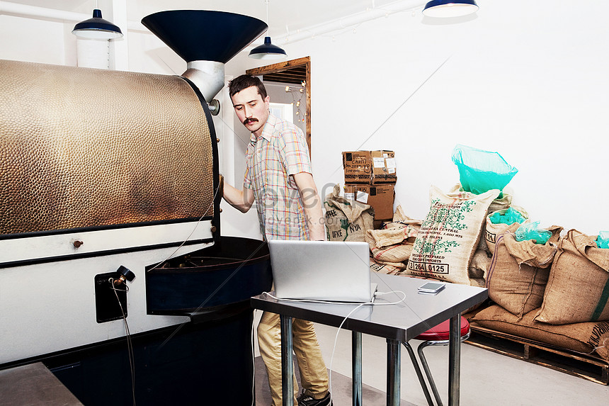 Propietario De Cafetería Con Tostador De Café Y Computadora Port Foto |  Descarga Gratuita HD Imagen de Foto - Lovepik