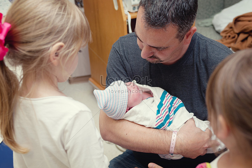 Bebé Recién Nacido Niña En Camiseta Con Inscripción Me Encanta Papá Mirando  Cámara. Día De San Valentín Foto de archivo - Imagen de riéndose, regalo:  208126628