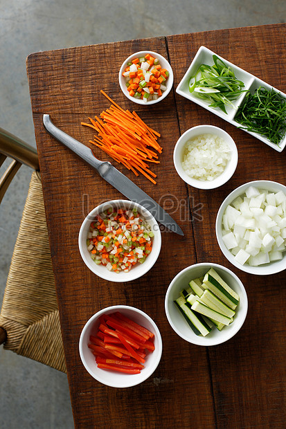 Chopped Vegetables On The Table Picture, What To Put In Bowl On Table