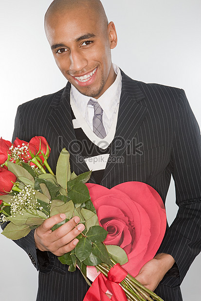 Hombre Sonriente Que Sostiene Un Ramo De Rosas Foto | Descarga Gratuita HD  Imagen de Foto - Lovepik