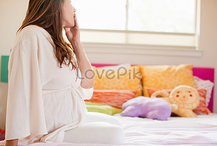 lovepik صورة الخلفية صور بنات جالسة على السرير صور صور بنات جالسة على السرير 320000