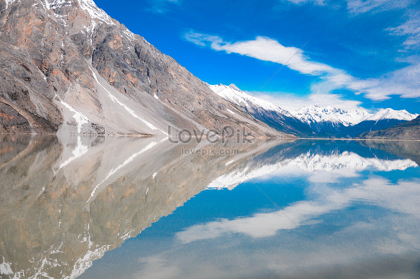 Đến với hồ Ranwu Tây Tạng, bạn sẽ được đắm mình trong vẻ đẹp huyền ảo của thiên nhiên. Với màu xanh thẳm bao la, với nước sạch trong vắt, hồ Ranwu sẽ khiến bạn cảm nhận được sự tươi mới và độc đáo của một nơi đích thực là thiên đường.