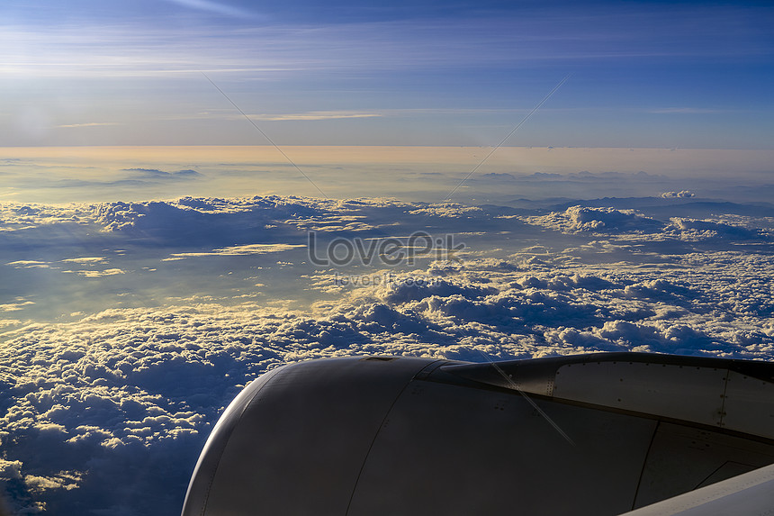 Thưởng thức cảnh tượng đẹp như tranh in khi bay trên không trung, với những bức ảnh mây ngoài cửa sổ máy bay miễn phí. Hãy tải xuống và lưu giữ những hình ảnh này để kỷ niệm những hành trình đáng nhớ của bạn. Các bức ảnh mây đẹp mắt sẽ khiến bạn cảm thấy như mình đang nhìn vào một tác phẩm nghệ thuật tự nhiên tuyệt vời.