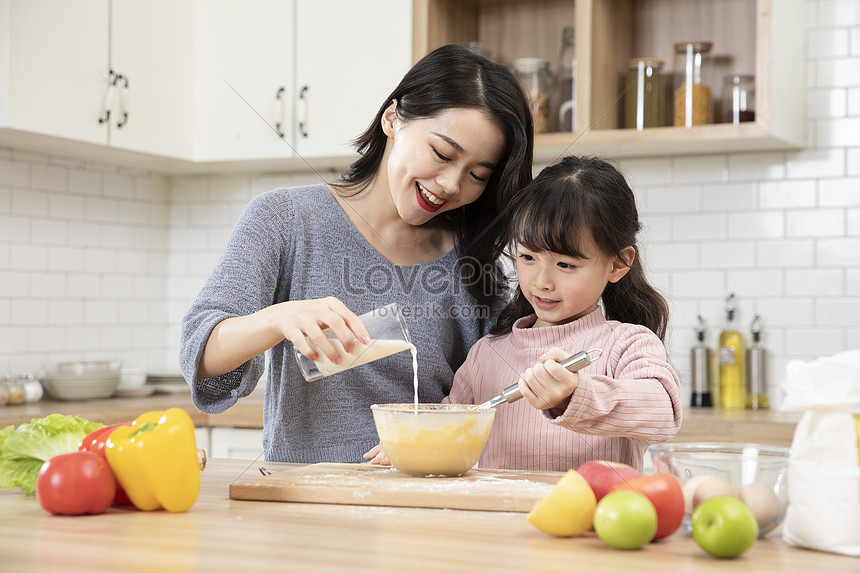 A Minha Mãe Está A Cozinhar Bolinhos Para O Filho PNG , Filho