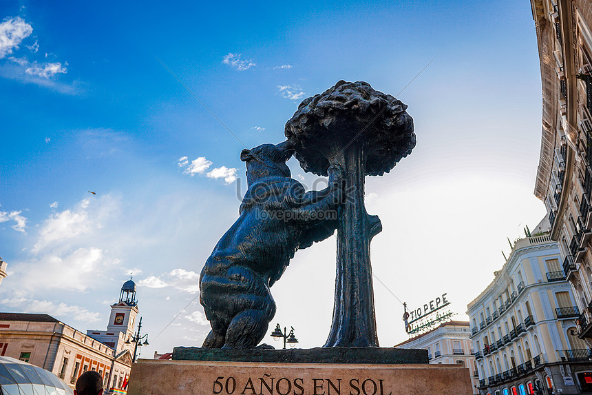 Madrid Landmark Raspberry And Bear Sculptures And Puerta Del Sol ...