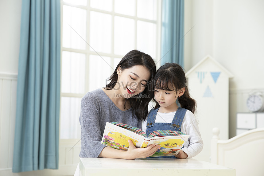 Mom Plays With Her Daughter And Reads Stories Picture And Hd Photos