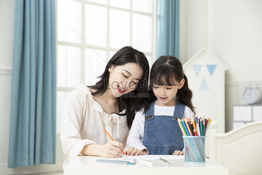 Mother Teaches Daughter To Draw Picture And HD Photos | Free Download ...