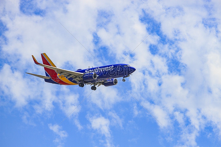 Máy bay: Hãy xem hình ảnh của máy bay đầy ấn tượng trên trời cao, những khoảnh khắc đầy mê hoặc và mới mẻ. Không gian đầy màu sắc, sự xô bồ của các hành khách khiến bạn muốn bay ngay và luôn.