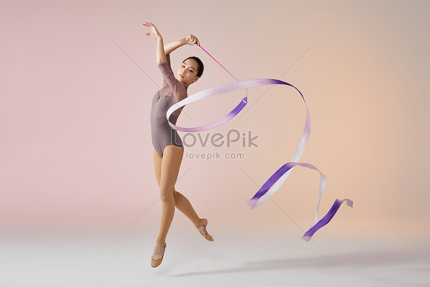 une gymnaste féminine de cerceau aérien effectuant des exercices