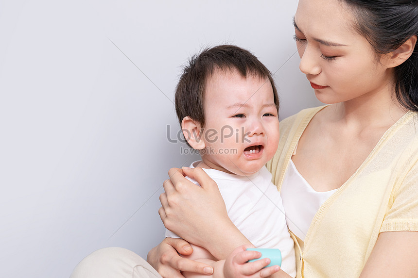 صورة طفل يبكي