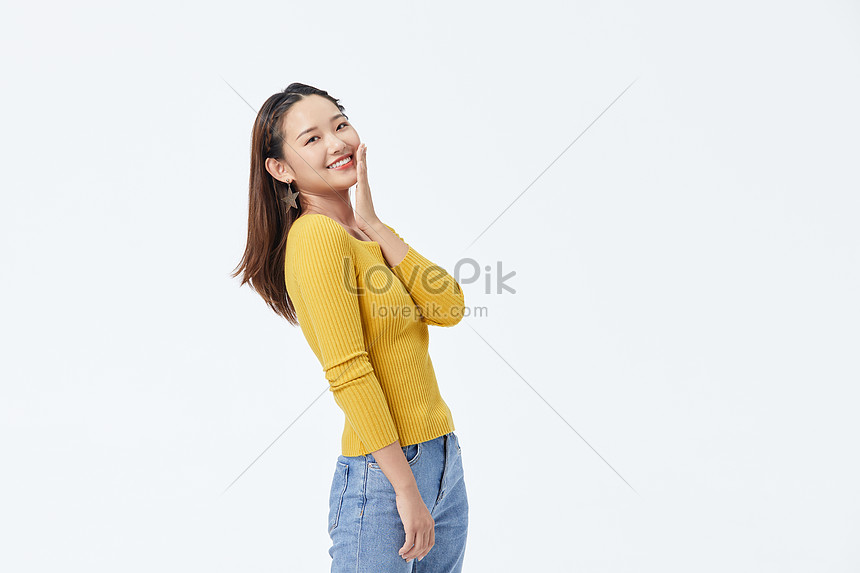 한 손으로 턱을 만지고 노란색 스웨터에 아름 다운 긴 머리 여자 사진 무료 다운로드 - Lovepik