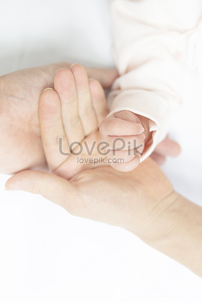 Cha mẹ nắm tay em bé: Niềm tin, tình yêu và sự chăm sóc của cha mẹ là cần thiết đối với sự phát triển khỏe mạnh của trẻ nhỏ. Xem hình ảnh thật ý nghĩa về mối tương quan đầy gia đình này.