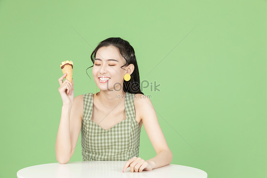 Голая девушка с мороженым (19 фото)