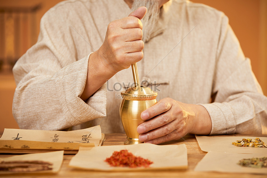 The Old Chinese Doctor Uses The Pounding Pot Picture And Hd Photos