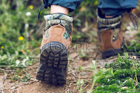 Крупным планом ходьбы в походной обуви в дикой природе stock pictures. & изображений