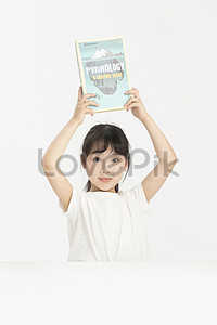 Маленькая девочка с книгами, поднятой над головой stock pictures. & изображений