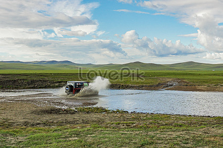 Самоходный внедорожник пересекает реку Можград в прерии Хулунбуи stock pictures. & изображений