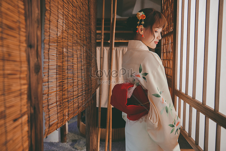 Короткая и милая японская девушка, фото сзади под низким углом | Премиум Фото