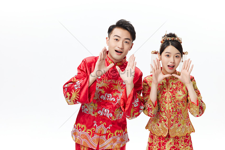Cùng chiêm ngưỡng ảnh cưới Trung Quốc đầy lãng mạn và huyền bí, nơi cả hai nhân vật được khoác lên mình những trang phục truyền thống quen thuộc. Những khung hình lung linh này sẽ khiến bạn ngẩn ngơ và muốn chìm đắm trong cảm xúc đầy thăng hoa của một tình yêu đích thực.