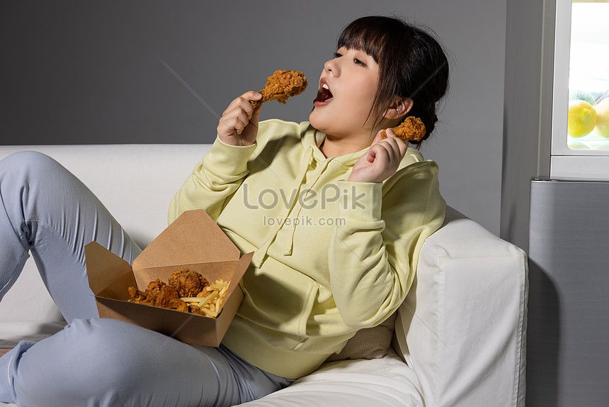 Mujer Comiendo Pollo Frito Foto | Descarga Gratuita HD Imagen de Foto -  Lovepik