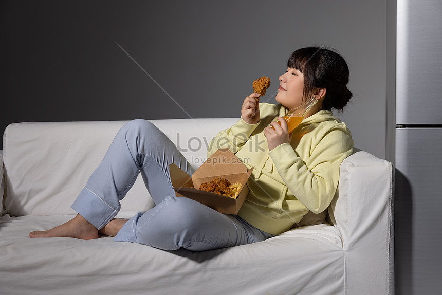 Mujer Comiendo Pollo Frito Foto | Descarga Gratuita HD Imagen de Foto -  Lovepik