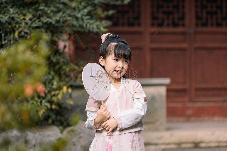 Hanfu Chinese Style Children Go To The Park With Fans And Play Picture ...