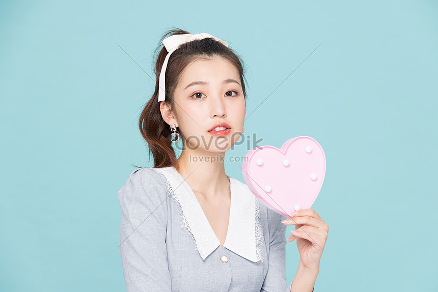 Korean Cute Girl Holding Heart Gift Box Picture And HD Photos | Free ...