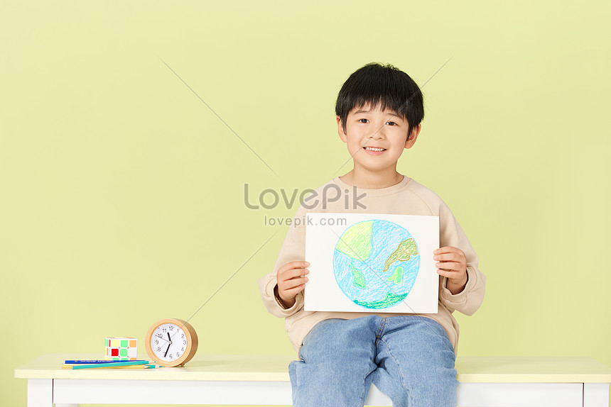 Một cậu bé nhỏ thật tài năng đã vẽ nên một quả địa cầu đầy màu sắc. Bức tranh của cậu bé không chỉ đẹp mà còn mang ý nghĩa rất sâu sắc về mối quan tâm của chúng ta đến môi trường. Hãy xem ảnh liên quan để có thêm những cảm nhận khác về tác phẩm của cậu bé.