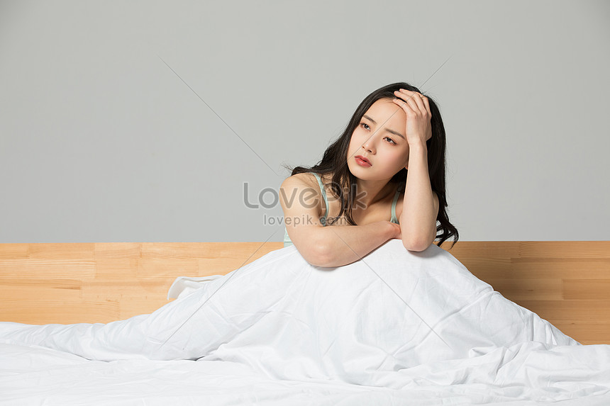 ảnh Người Phụ Nữ Buồn đang Ngồi Trên Giường Tải Xuống Miễn Phí ...