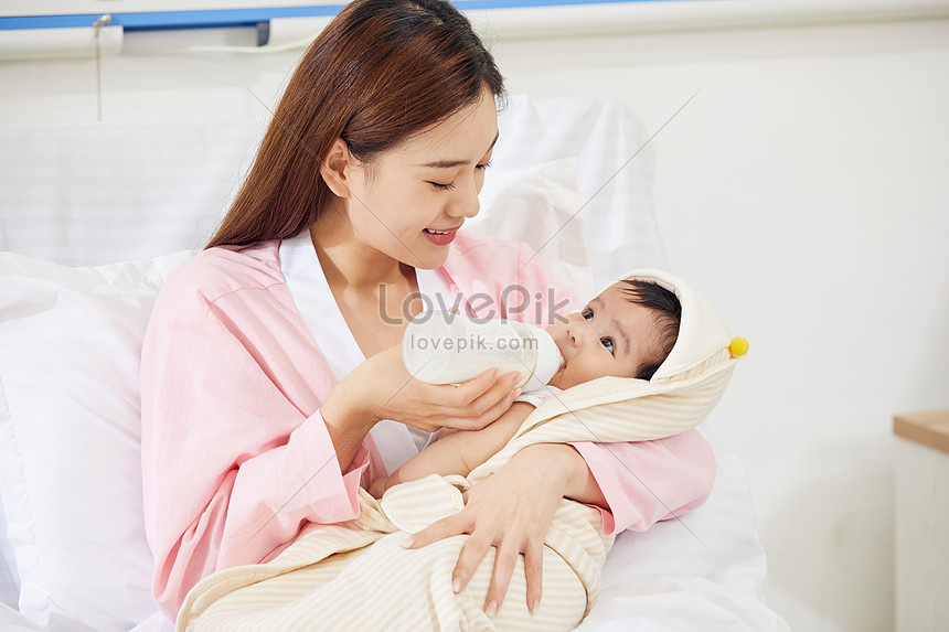 Ibu muda menyusui bayi baru lahir
