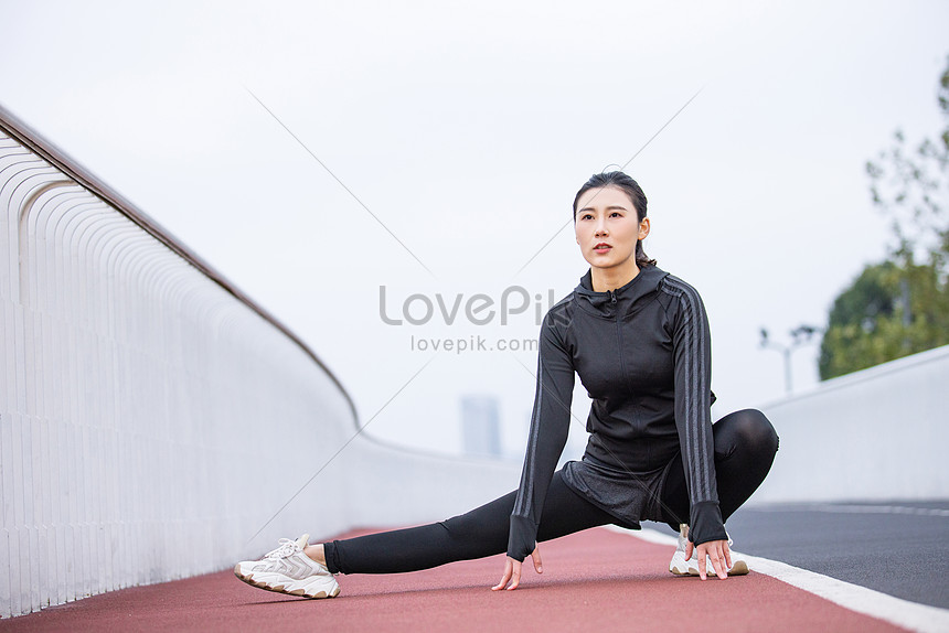 Women Doing Warm Up Exercises On The Track Picture And HD Photos | Free