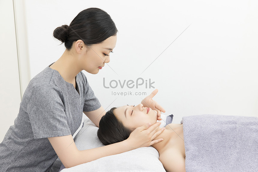 Beauty Salon Teachers Do Massage For Customers Picture And Hd Photos