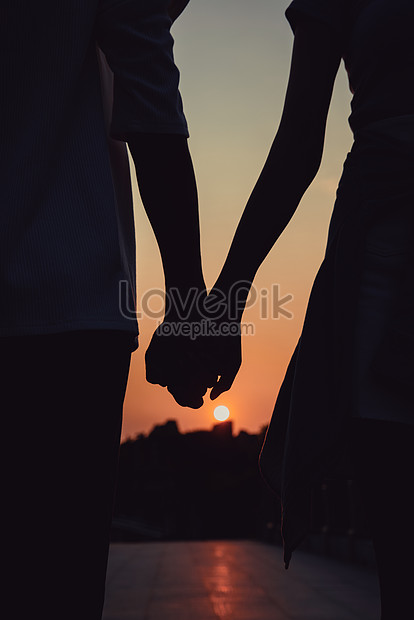 Cặp đôi nắm tay là biểu hiện rõ nét nhất của tình yêu và sự ủng hộ lẫn nhau. Hình ảnh cặp đôi nắm tay sẽ khiến cho bạn tin vào tình yêu và ước ao có một tình yêu như thế.