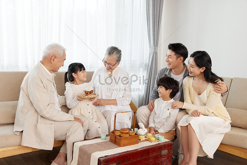 Family Warm Reunion In The Mid Autumn Festival Picture And HD Photos ...