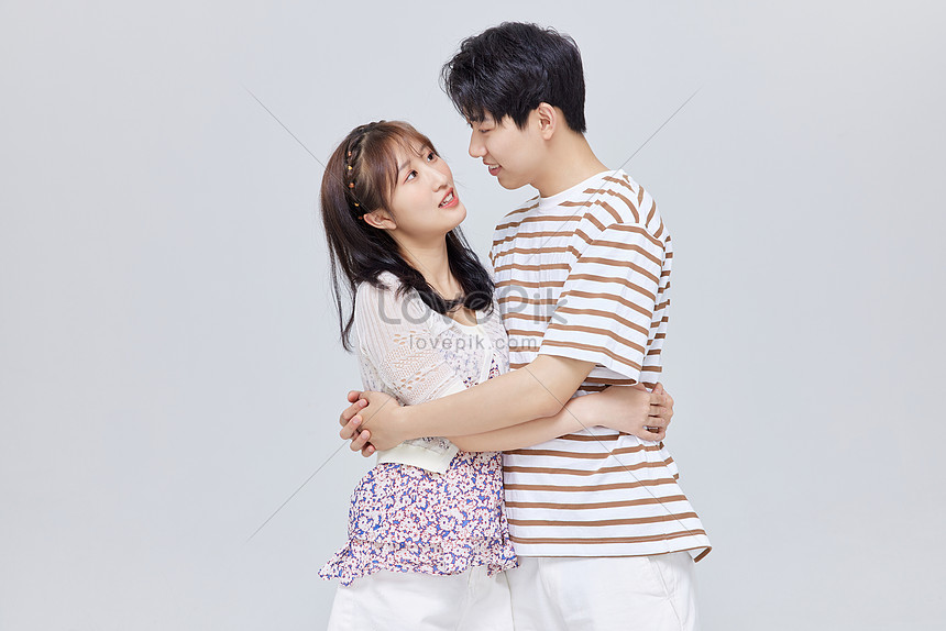 Hình ảnh cặp đôi Hàn Quốc: Xem ngay hình ảnh đẹp như mơ của hai người tình Hàn Quốc trong những tràng pháo tay ngọt ngào. Sự chân thành và tình yêu của họ sẽ làm bạn tràn đầy niềm tin vào tình yêu đích thực.