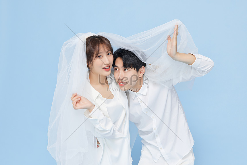 Hãy ngắm nhìn bức ảnh tối giản của một cặp đôi đến từ Hàn Quốc. Khung cảnh đơn giản nhưng vẫn tạo ra sức hút đặc biệt. Cặp đôi này thật sự rất đáng yêu và sẽ khiến bạn mê mẩn bằng tất cả tình cảm của họ.