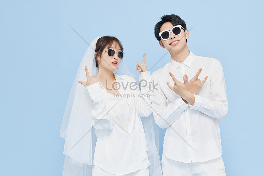 Sự kết hợp hoàn hảo giữa phong cách Hàn Quốc đầy thời trang và các kiểu kính râm độc đáo đã tạo nên bức ảnh đẹp mắt này của cặp đôi vợ chồng. Hãy khám phá tinh túy của phong cách Hàn Quốc qua hình ảnh này.