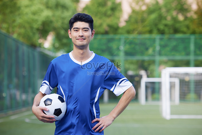 Foto Um homem se aproximando para pegar uma bola de futebol
