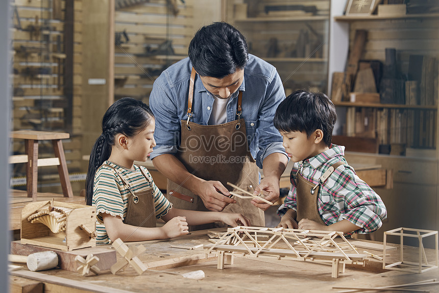 Manual Teacher Teaches Children To Make A Bridge Picture And HD Photos ...