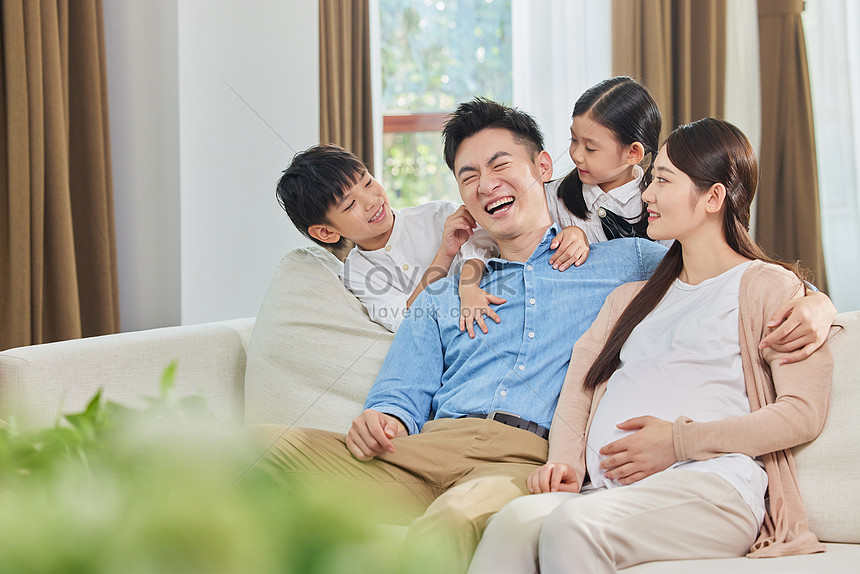 El Padre Está En Casa Con Su Hijo Y Su Esposa Embarazada Foto | Descarga  Gratuita HD Imagen de Foto - Lovepik