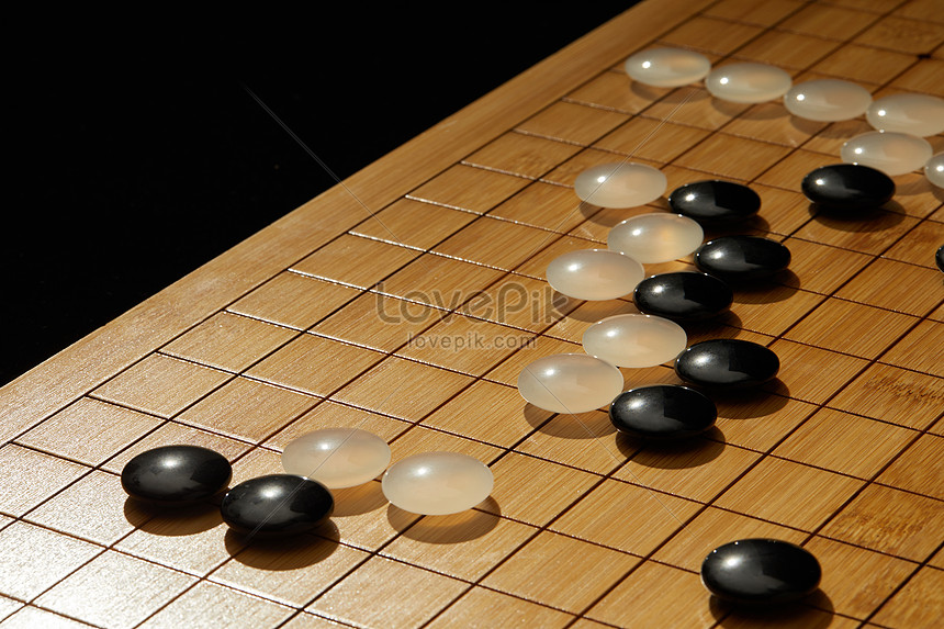 Jogo De Xadrez. Peças Brancas E Pretas No Tabuleiro De Xadrez. Foto de  Stock - Imagem de posto, xadrez: 221923722