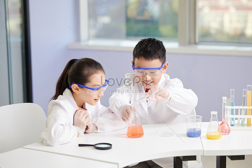 https://img.lovepik.com/photo/20211211/medium/lovepik-childrens-extracurricular-tutorial-chemistry-picture_501810172.jpg