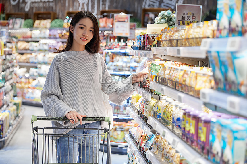 Young Women Go Shopping And Choose Goods In Supermarkets Picture And HD ...