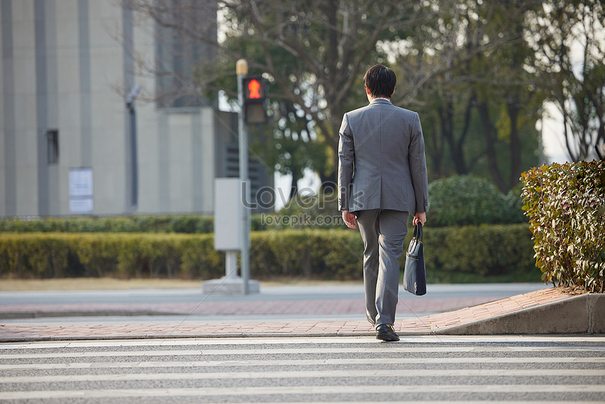 Вид сзади на делового человека идущего по тротуару изображение_Фото ...