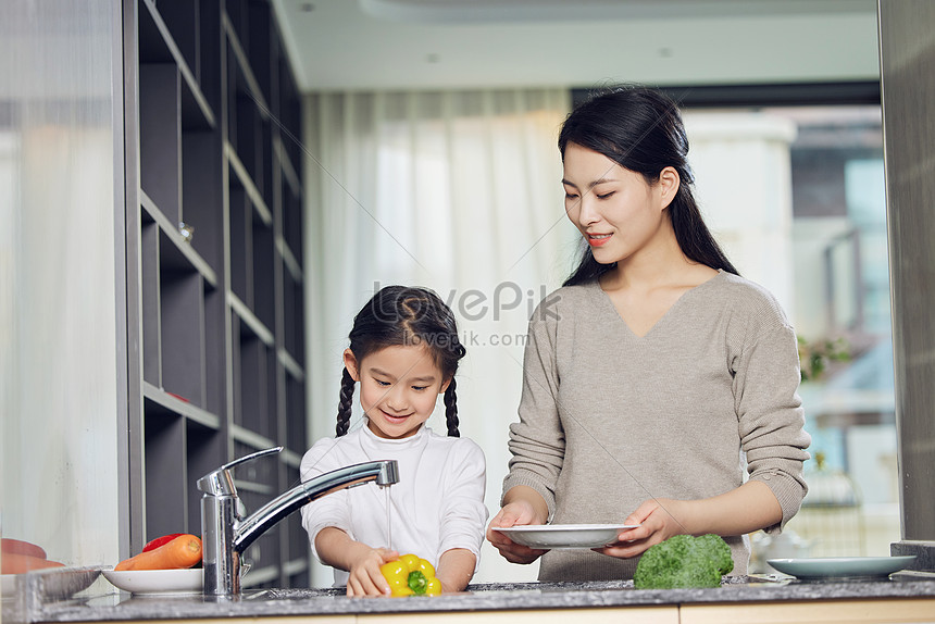 Mother And Daughter To Wash Vegetables In The Kitchen Picture And Hd Photos Free Download On 2334