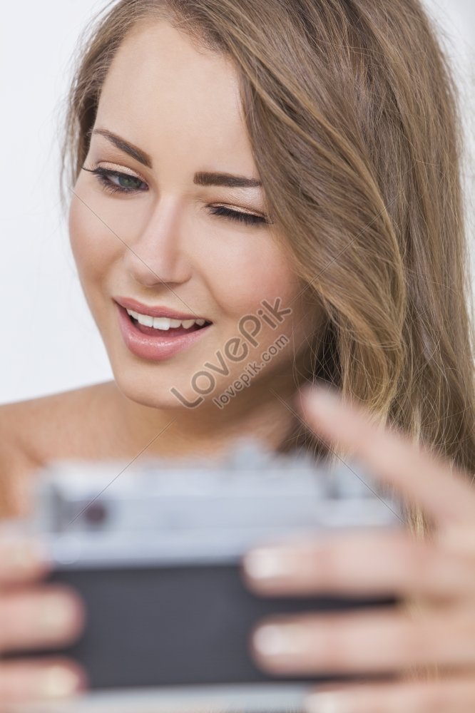 Una Mujer Desnuda De Pelo Rubio Guiñando Un Ojo Y Tomándose Un Selfie Con Una Cámara Digital