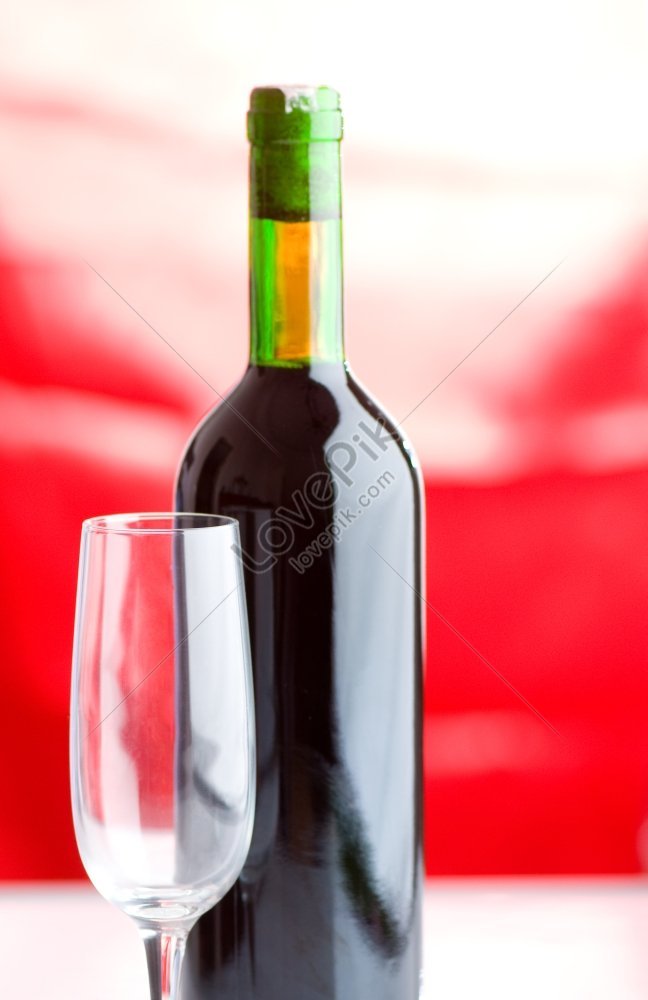 Bottiglia E Bicchiere Di Vino Su Sfondo Rosso Immagine Gratis, Foto  download su Lovepik