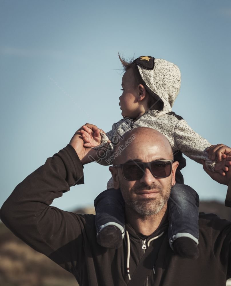 Un Niño Sentado Sobre Los Hombros De Su Padre Foto Descarga Gratuita Hd Imagen De Foto Lovepik 9176