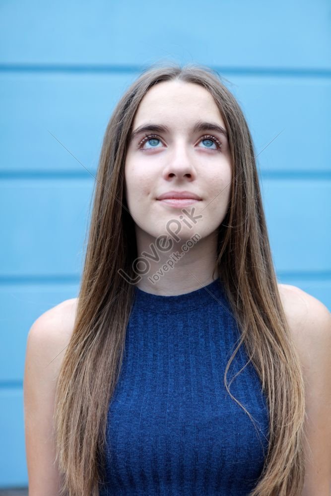 Linda Garota Adolescente Com Cabelo Longo E Liso Ao Ar Livre Imagem