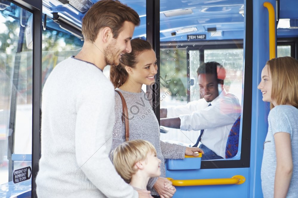 The bus family. Дети на борту на автобус. Семья в автобусе фото. Фото детей на борту. Счастливая семья автовокзал Рыбная.